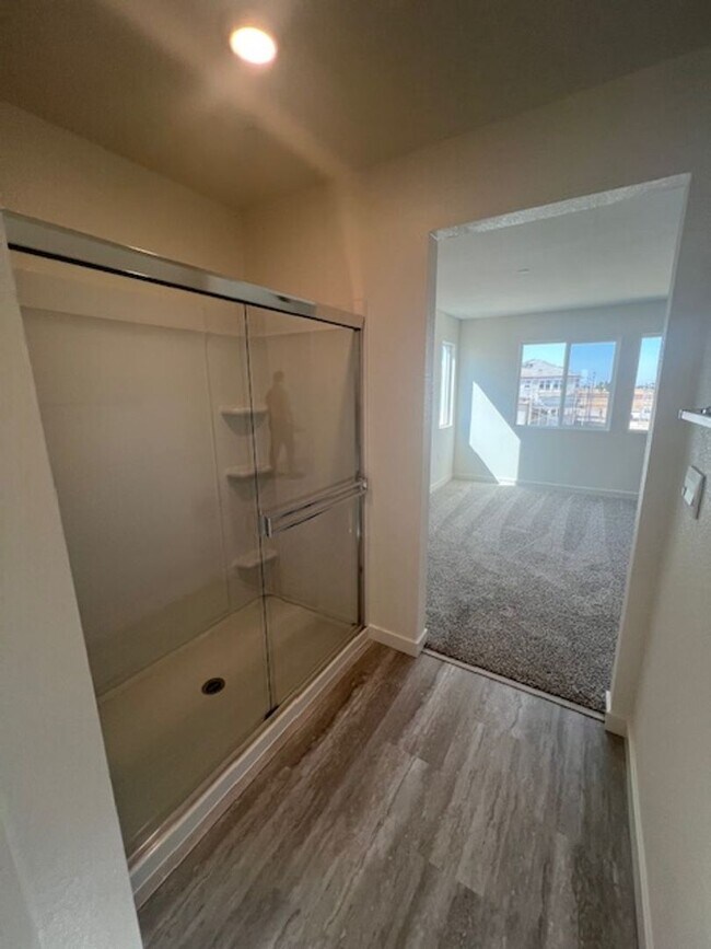 Building Photo - Brand new 4 Bedroom Smart Solar Home in Am...