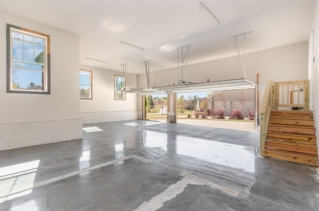 Building Photo - Gorgeous 5 Bedroom Home with First Floor I...