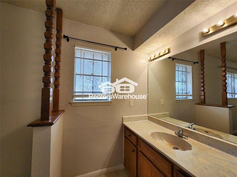 Building Photo - 9607 Hanford St