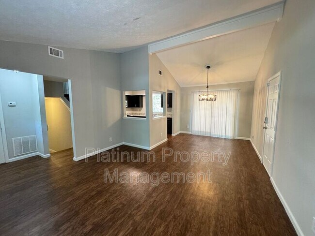 Building Photo - 270 Splitwood Ln