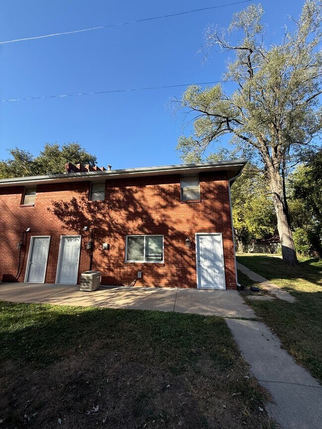 Building Photo - 903 1/2 Fredrick St