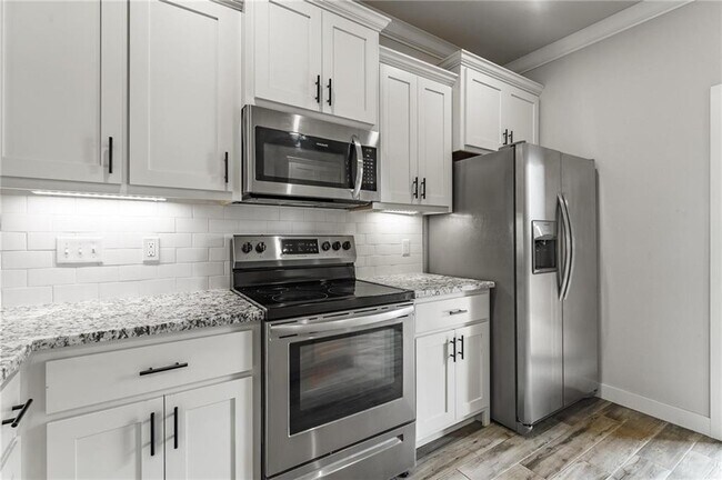 Building Photo - 3305 SW Hillstone Ave