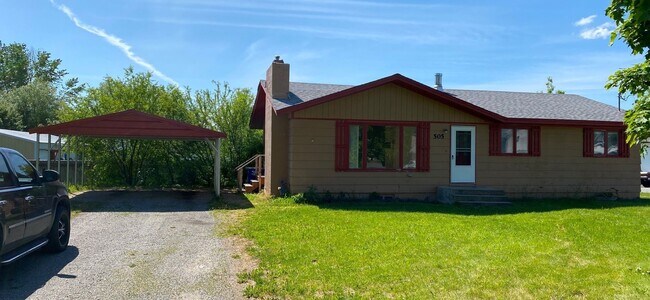 Building Photo - 4 - bedroom home close to Stateline