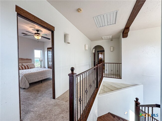 Building Photo - 2000 Village Oak