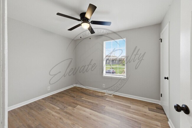 Building Photo - Two Bedroom Townhouse with Updates in North Nashville!