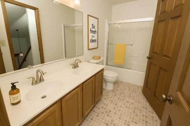 Building Photo - 6228 Sawmill Woods Dr
