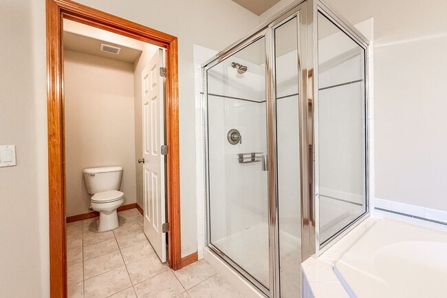 Building Photo - Beautiful 4-Bedroom Townhome in South Richland