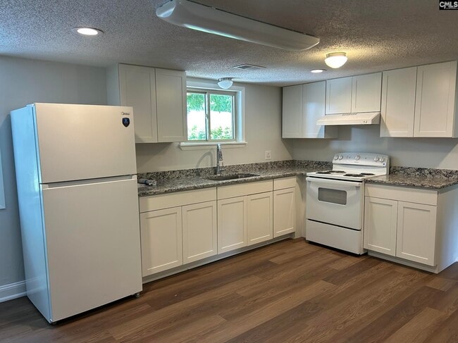 Building Photo - 236 Cardinal Dr