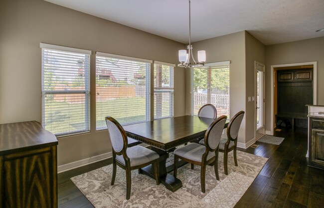 Building Photo - Stylish Living & Modern Comfort in Mission...