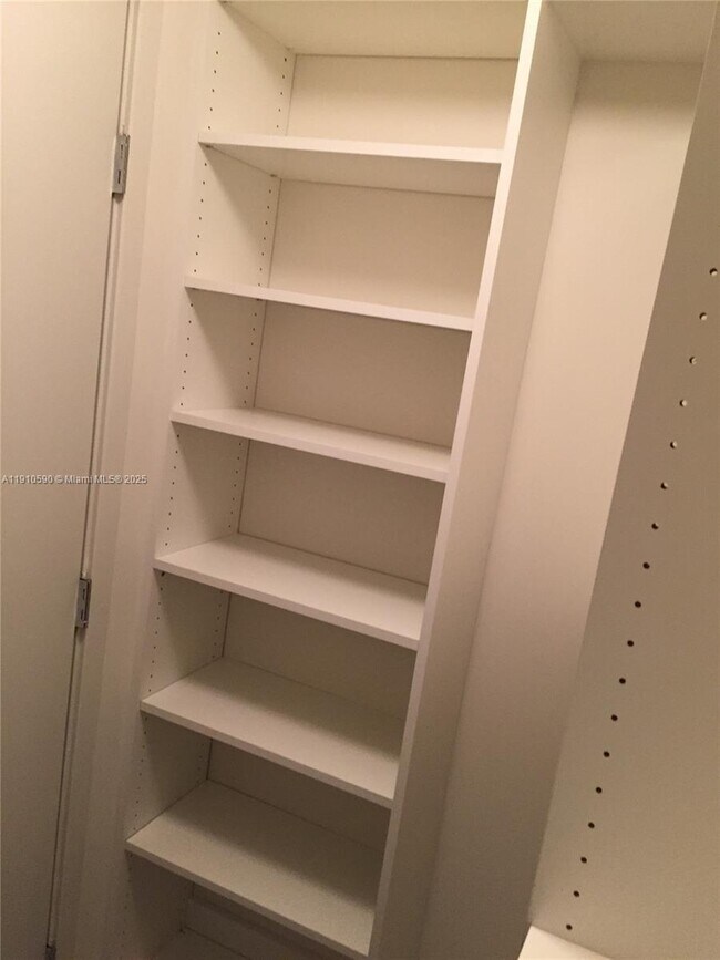 Building Photo - 999 SW 1st Ave