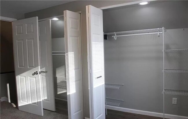 Building Photo - 3 Bedroom home with fenced in backyard and...