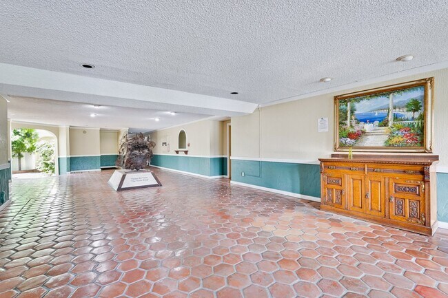 Building Photo - Top Floor Unit - Balcony - Elevator Access - Community Pool & Tennis Court