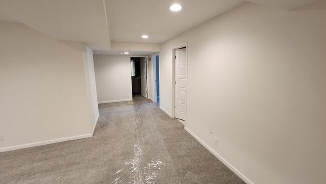 Building Photo - 4 bed 3 bath 2 car garage all maintenance ...