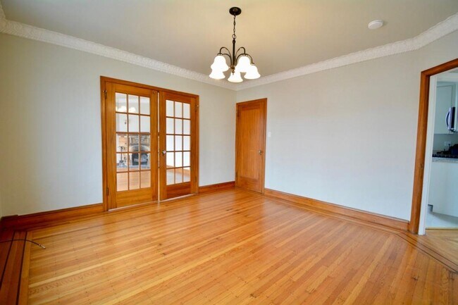 Building Photo - Beautifully Restored, Historic 3 BR + Bonus Room | 1 BA home in the Parkside/Sunset District
