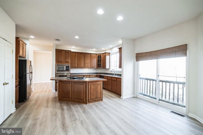 Building Photo - 215 Kemper Ct