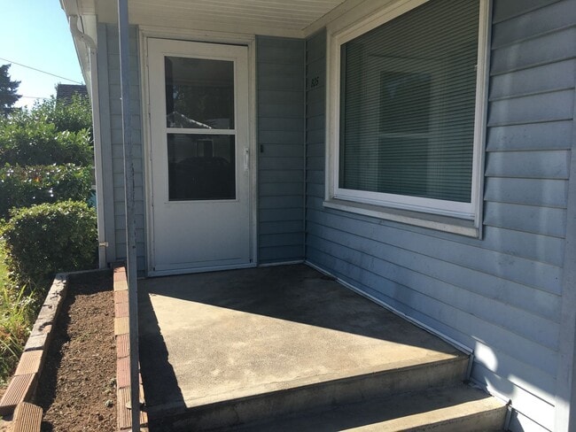 Building Photo - Adorable2 bedroom SE Portland home with 1/2 acre large backyard.