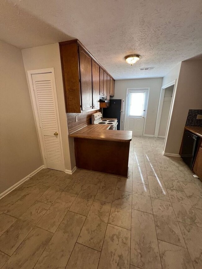 Building Photo - Beautiful 2 bedroom 2 bathroom ranch duplex Now Ready!