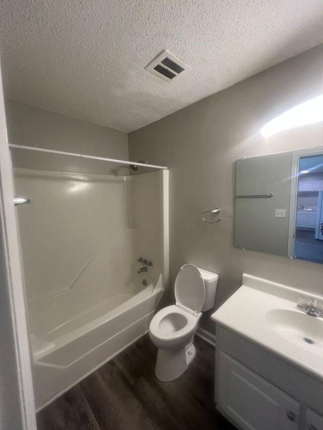 Building Photo - 1 bedroom/ 1 bathroom condo for ONLY $1050...