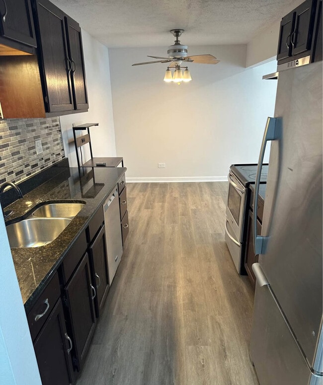 Building Photo - 880 E Old Willow Rd