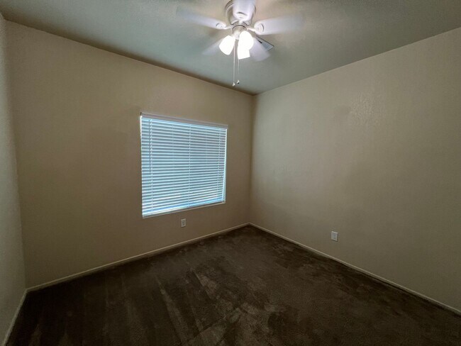 Building Photo - 4 BEDROOM HOME!