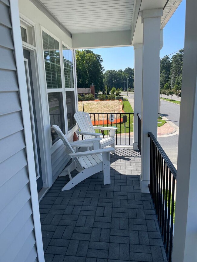 Building Photo - Huntington Pointe