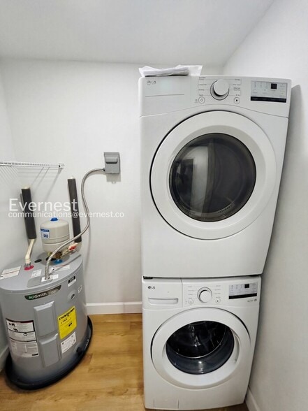 Building Photo - 2070 Loma Linda Way N