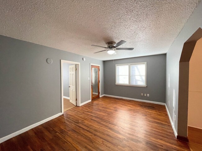 Building Photo - 2 Bed 1 Bath with 2-Car Detached Garage