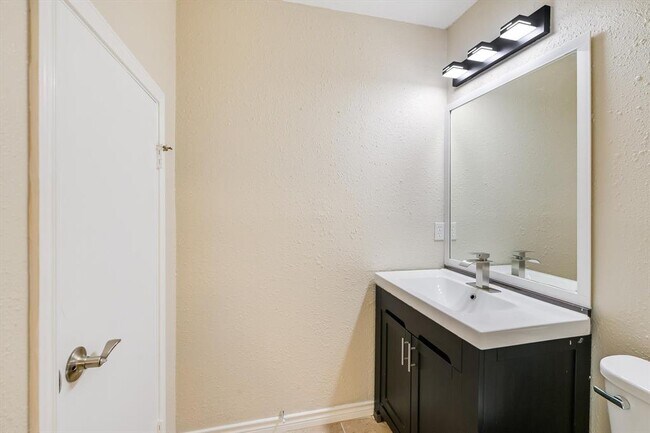 Building Photo - 6808 Luckenbach Ln