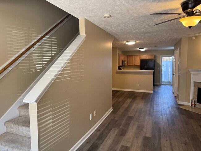 Building Photo - 2BR Townhome in Shadow Glen