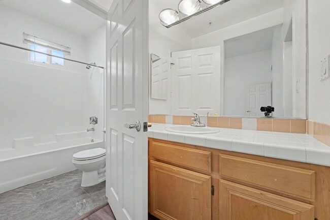 Building Photo - Fully Remodeled End-Unit with Views, Private Garage & Flexible Living Space – South of the Blvd