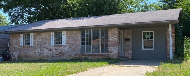 Building Photo - 637 Royal Ave