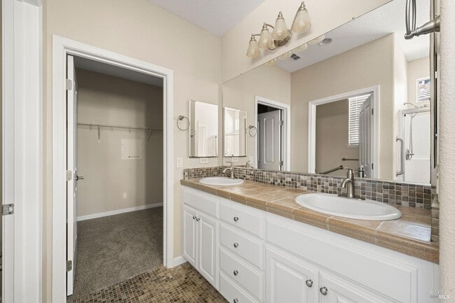 Building Photo - 505 Marianna Pl