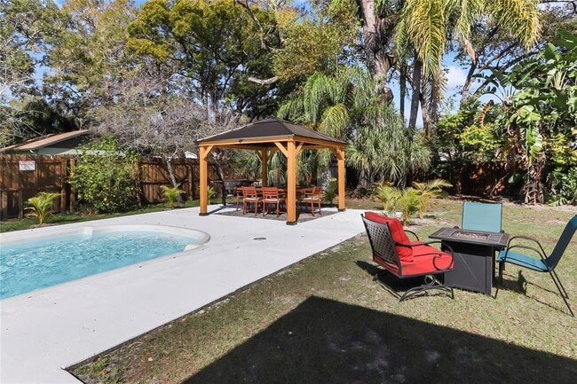 Building Photo - 1108 E Chelsea St