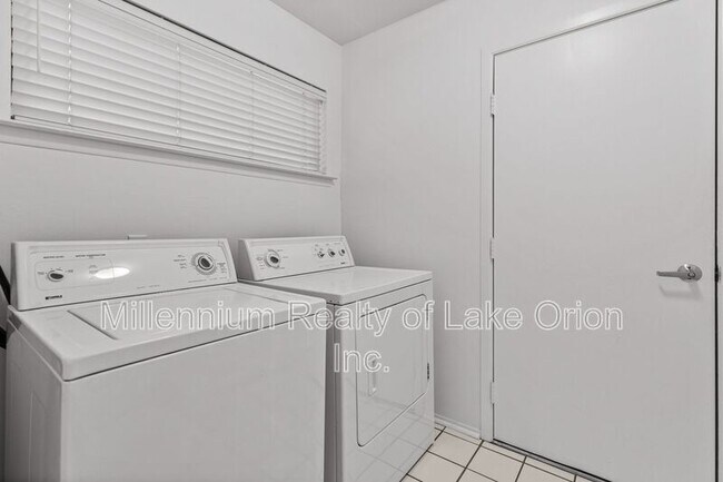 Building Photo - 5611 Drake Hollow Dr