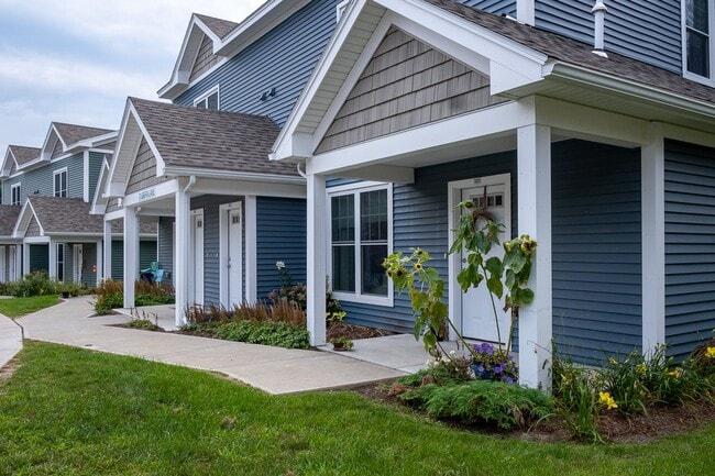 Building Photo - 2 bed, 1 bath townhouse style apartment with washer & dryer provided (45 Griffin Ln #202)