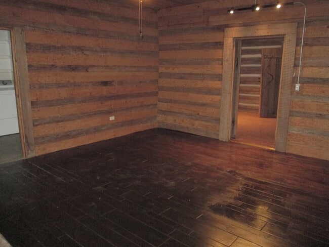 Building Photo - Log cabin