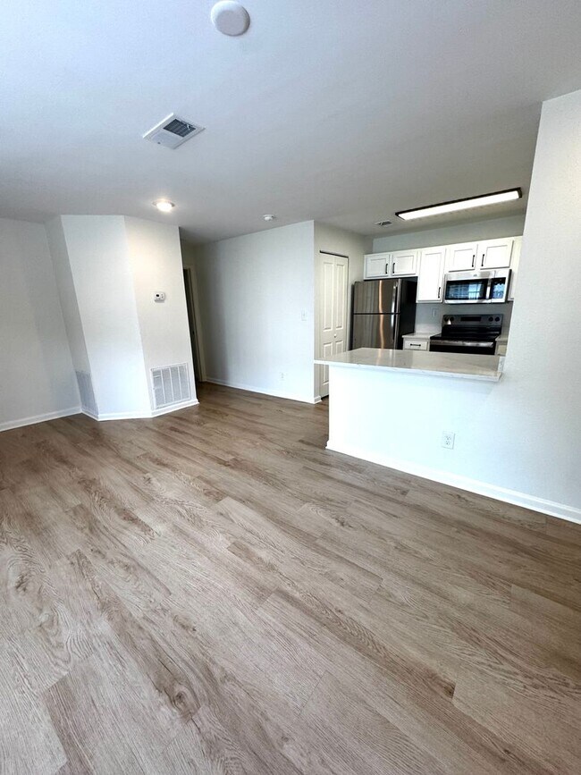 Building Photo - Fully Renovated 3BR/3BA Condo at Harper Fl...