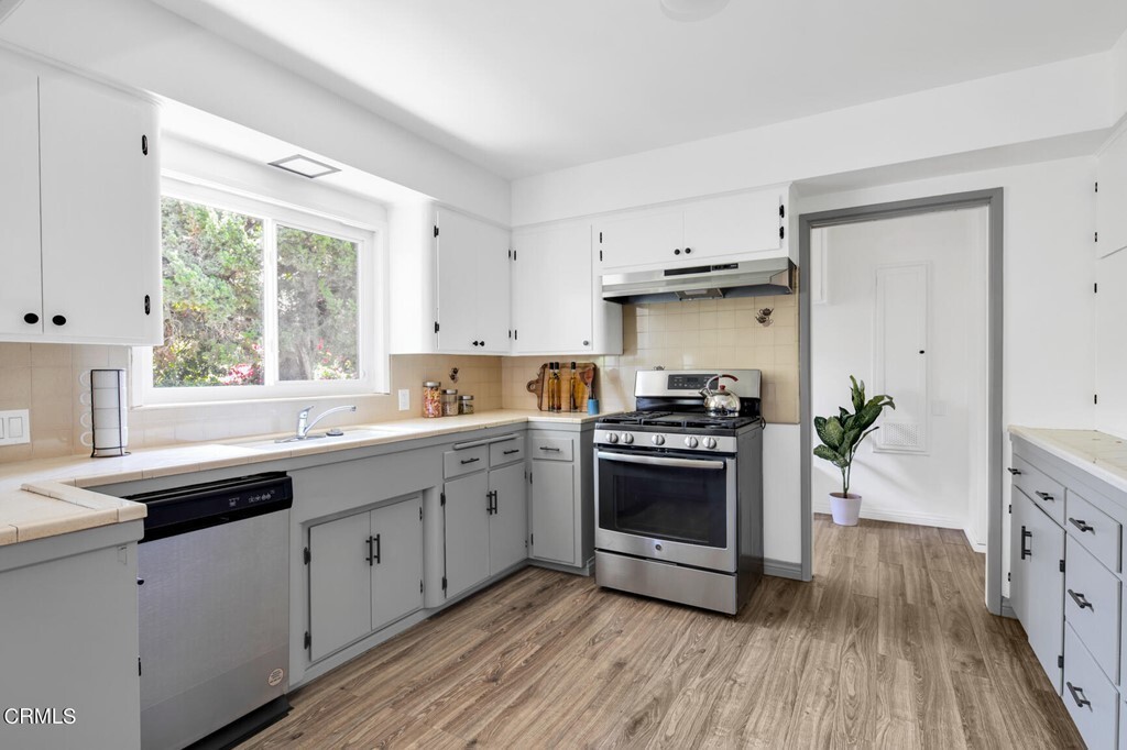 Kitchen (westside) - 370 Grace Dr
