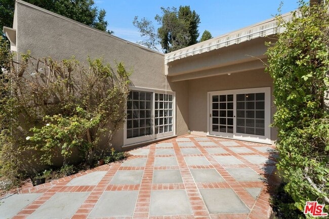 Building Photo - 519 N Rexford Dr
