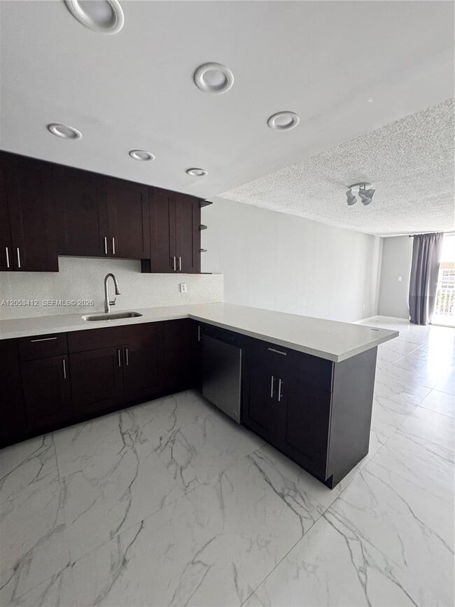 Building Photo - 6930 Miami Gardens Dr