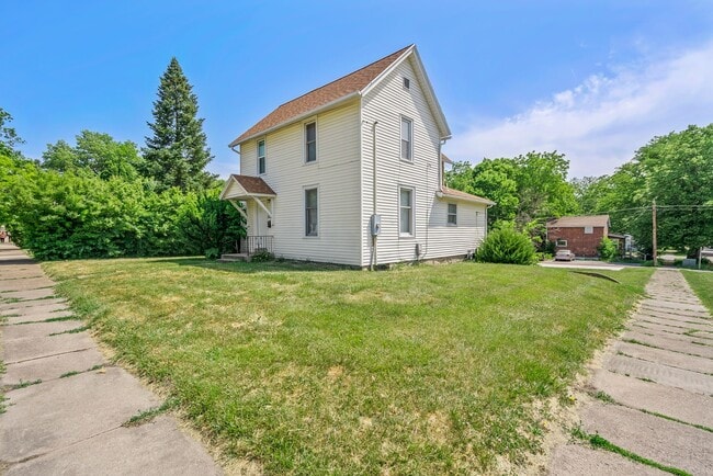 Building Photo - 2522 Iowa St