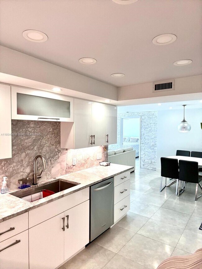 Building Photo - 531 N Ocean Blvd