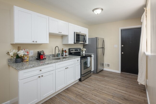Building Photo - Beautifully renovated 4 BR/ 2 BA