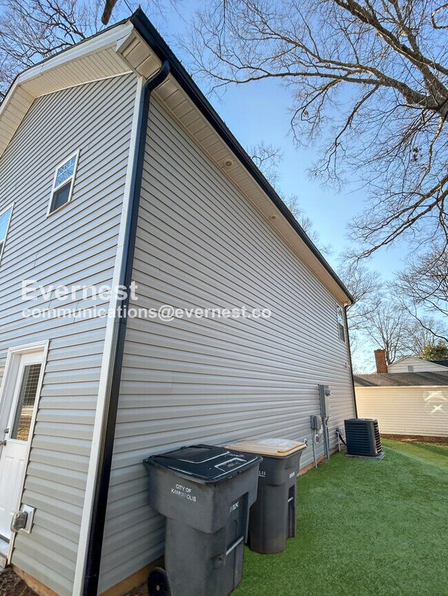 Building Photo - 509 Cook St