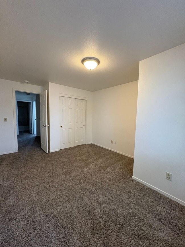 Building Photo - Cute newly remodeled townhouse