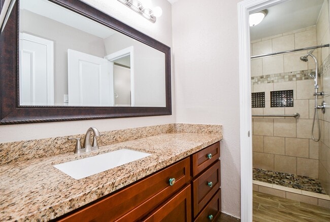 Building Photo - 13910 Bonnercrest Dr