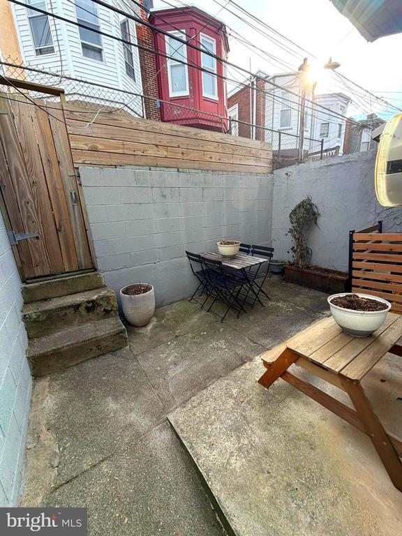 Building Photo - 1443 N Hollywood St