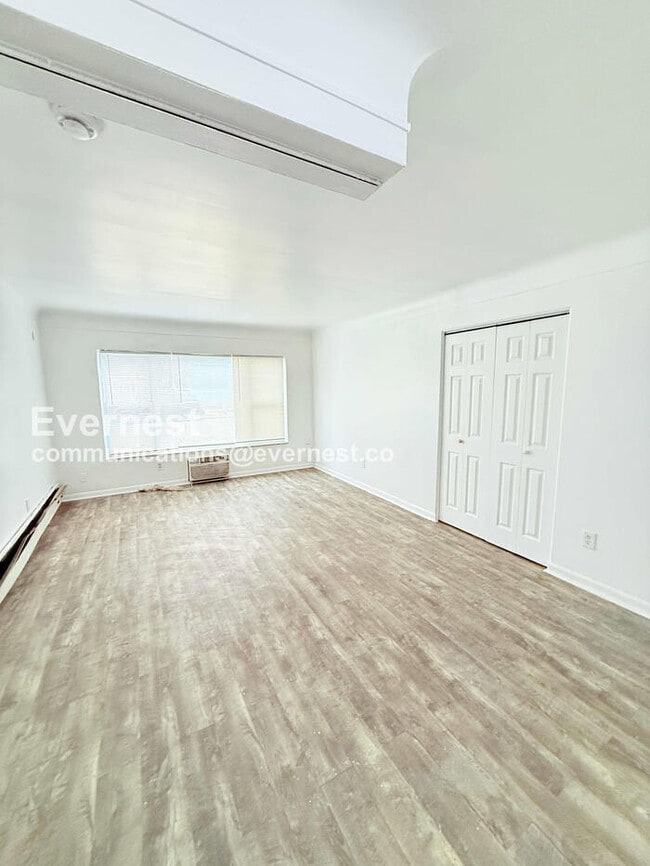 Building Photo - 15601 Schoolcraft Rd