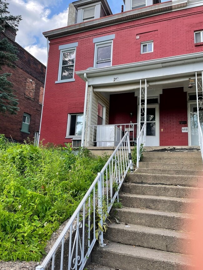 Front - 610 Middle Ave