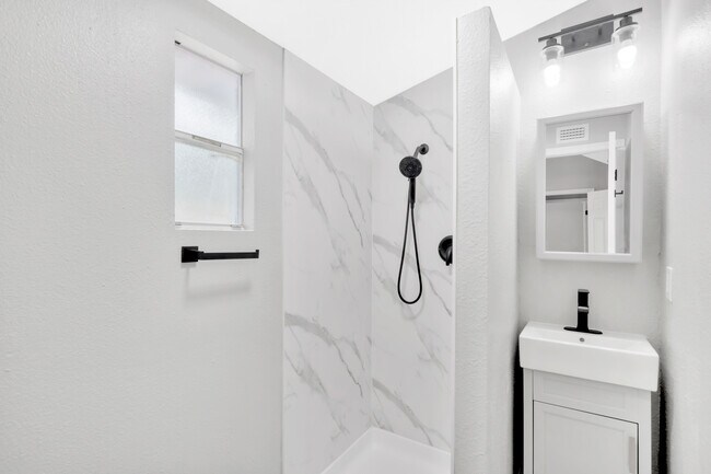 Building Photo - 1515 Sadlon Ave